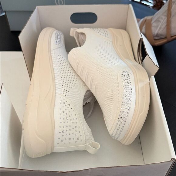 Bzees Timeless Bright Sneaker (WIDE) - Picture 2 of 7